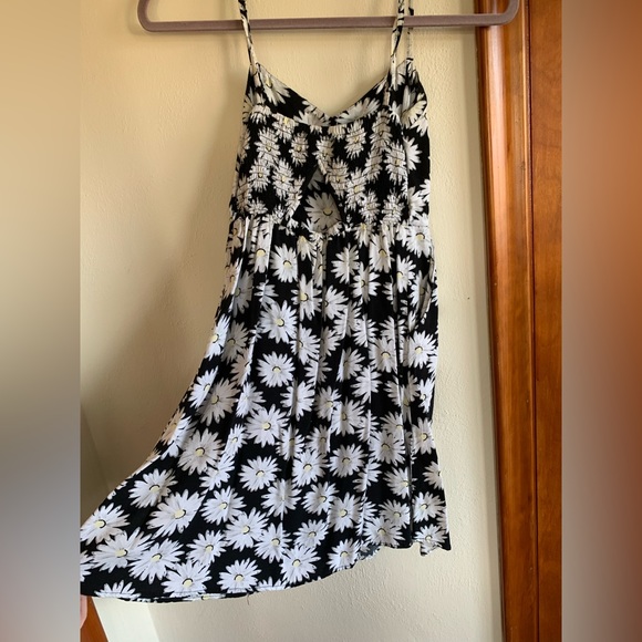 Daisy Dress - Picture 2 of 4
